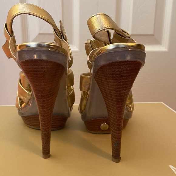 7.5 gold Micheal Kors platform sandal - Picture 4 of 5